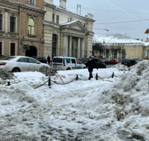 Хоть чисть, хоть падай: Куда обращаться за компенсацией после прилета сосулькой по голове или машине
